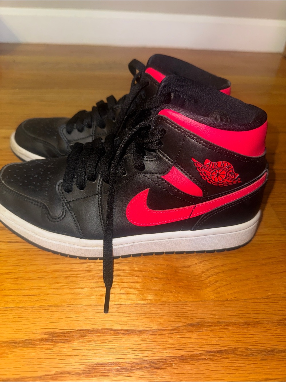 Air Jordan 1 Mid SE black/siren red sneakers
